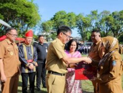 Usai Cuti 60 Hari, AARS Serahkan Piagam Penghargaan dari Presiden RI di Upacara Hari Guru Nasional 2024