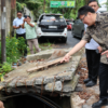 Tanggapi Keluhan Warga, Andrei Angouw Cek Langsung Drainase Bermasalah di Karombasan Utara