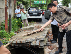 Tanggapi Keluhan Warga, Andrei Angouw Cek Langsung Drainase Bermasalah di Karombasan Utara